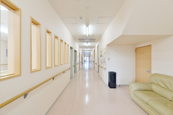 海老名ハートクリニックの1F廊下